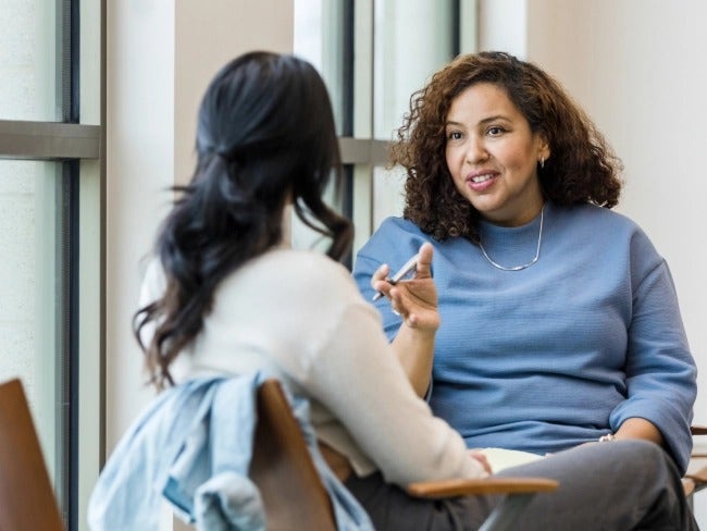 Unas mujeres latinas están discutiendo cual es el riesgo del covid para las personas con diabetes.
