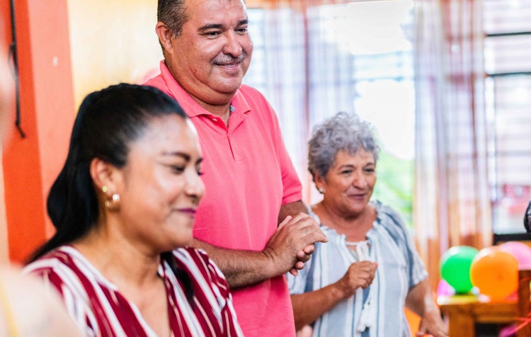 Una familia pasando tiempo con algunas personas mayores que están en riesgo por COVID-19.