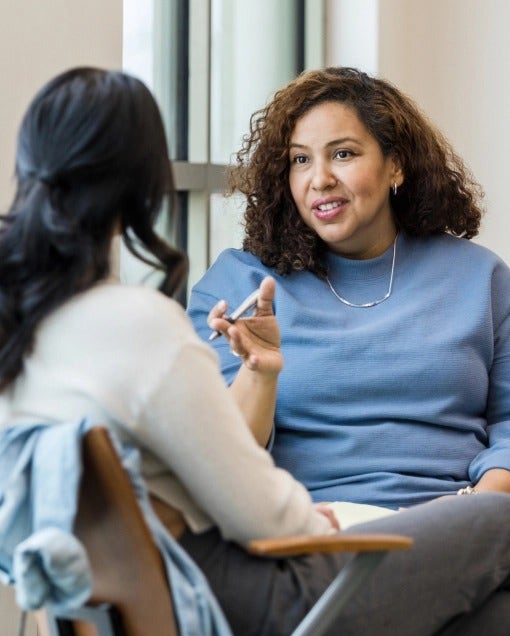 Unas mujeres latinas están discutiendo cual es el riesgo del covid para las personas con diabetes.